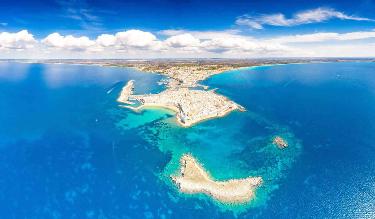 Panorama del Salento in Puglia Panorama del Salento in Puglia tra mare cristallino e costa mediterranea